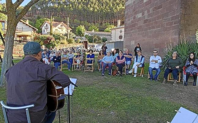 El cantautor Jorge Sánchez, en un momento del concierto en Etayo tras las fiesta de la Sardinada.