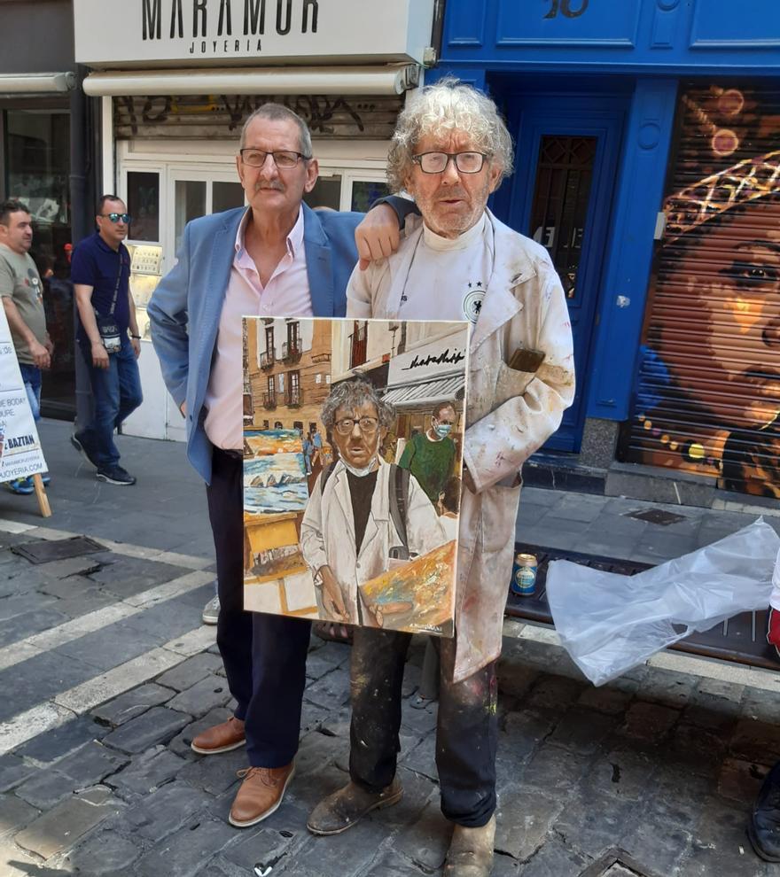 Mundiñano, en una imagen reciente con Antonio Trujillo y el retrato de Trujillo.
