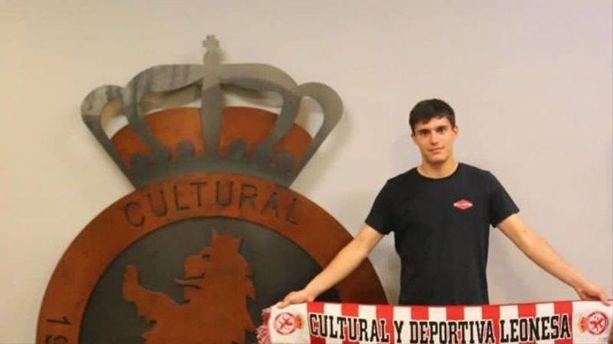 Adrián Tabuenca posa con los colores de la Cultural Leonesa