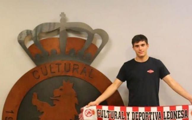 Adrián Tabuenca posa con los colores de la Cultural Leonesa Adrián Tabuenca posa con los colores de la Cultural Leonesa