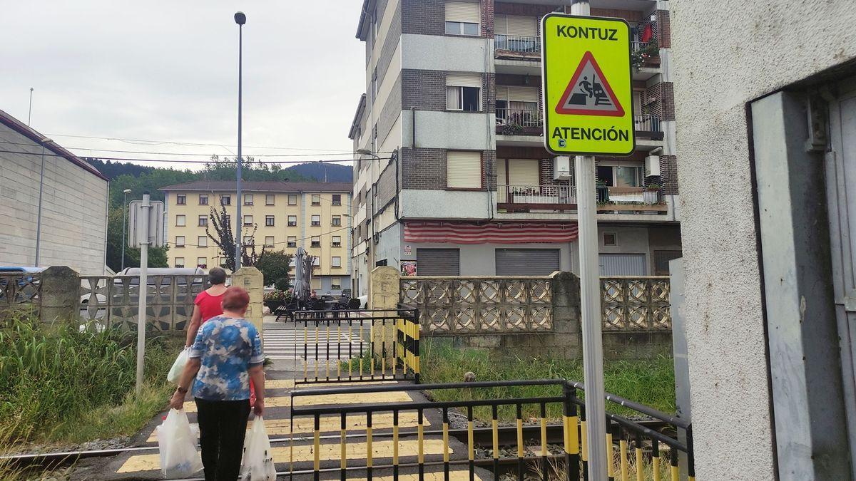 Los vecinos atraviesan a diario en Aranguren pasos a nivel como este sin barreras.