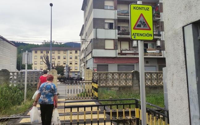 Los vecinos atraviesan a diario en Aranguren pasos a nivel como este sin barreras. Los vecinos atraviesan a diario en Aranguren pasos a nivel como este sin barreras.