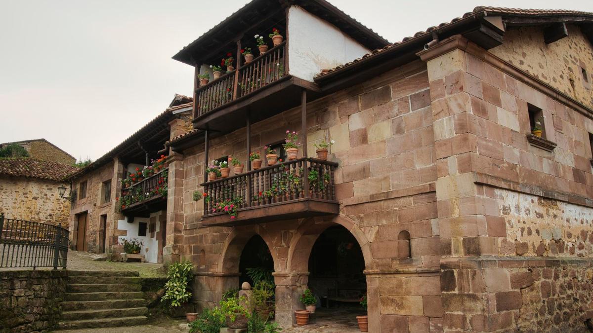 Las casas de grandes sillares y los balcones de madera encandilan en Carmona.