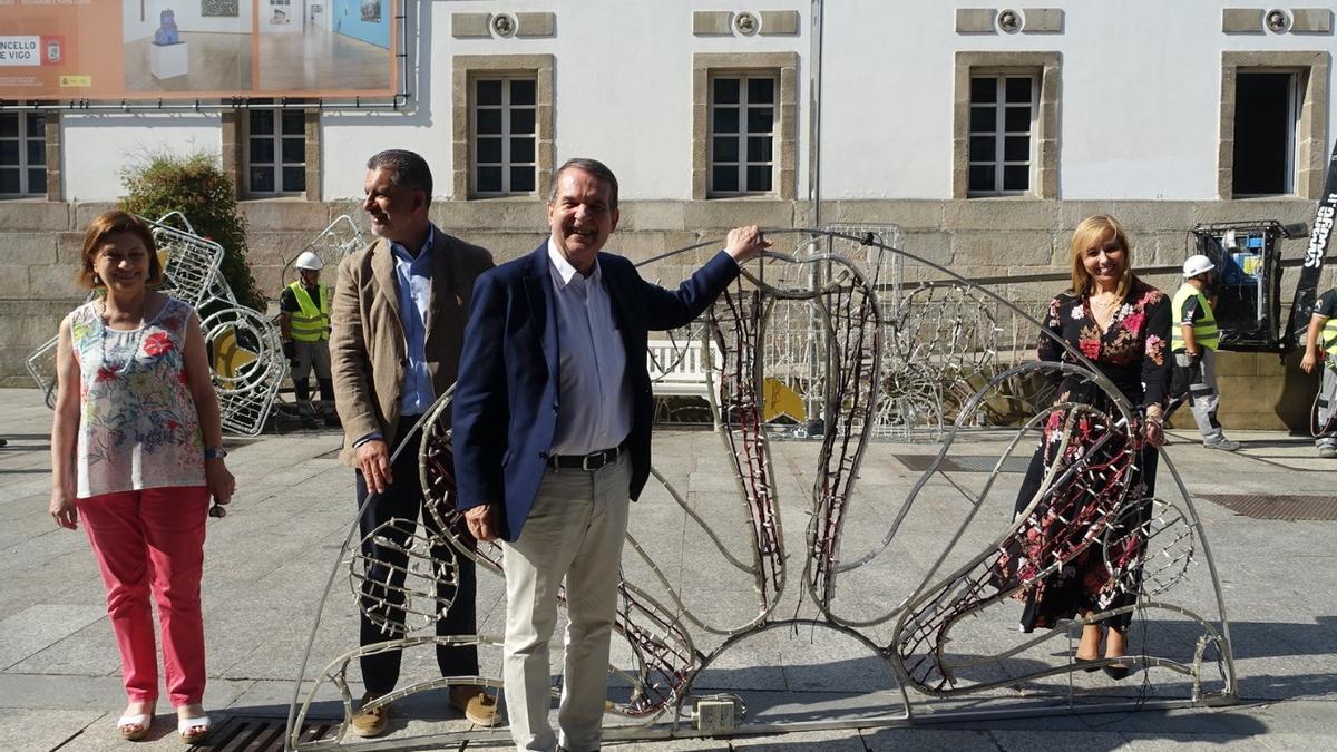 Abel Caballero, con las luces de Navidad que se han empezado a instalar en Vigo