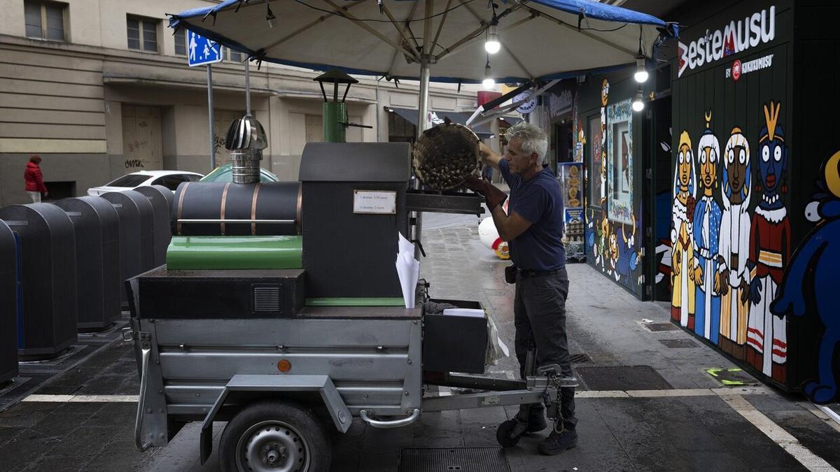 Josemi añade al fuego una carga de castañas.