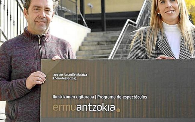 El alcalde, Juan Carlos Abascal, y la edil Beatriz Gámiz. | FOTO: DEIA El alcalde, Juan Carlos Abascal, y la edil Beatriz Gámiz. | FOTO: DEIA