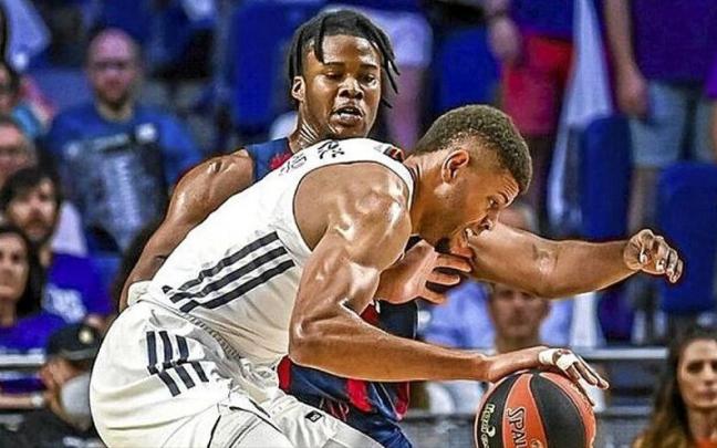 Enoch se emplea a fondo para tratar de impedir el avance del &lsquo;gigante Tavares&rsquo;.