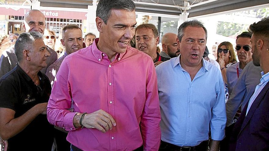 El presidente español, Pedro Sánchez, ayer en Sevilla junto a Juan Espadas.