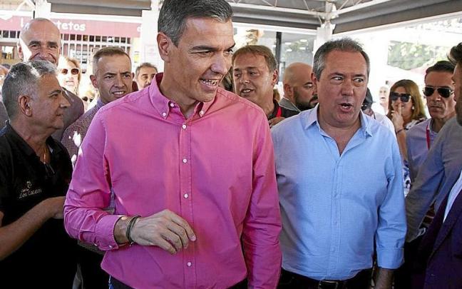 El presidente espa&ntilde;ol, Pedro S&aacute;nchez, ayer en Sevilla junto a Juan Espadas.
