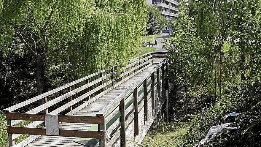 La deteriorada pasarela actual permanece cerrada al tránsito de peatones sobre el cauce del arroyo.