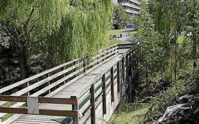 La deteriorada pasarela actual permanece cerrada al tr&aacute;nsito de peatones sobre el cauce del arroyo.