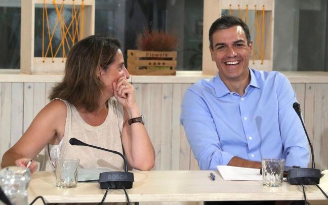 La vicepresidenta Teresa Ribera, con el presidente español, Pedro Sánchez, en una anterior comparecencia La vicepresidenta Teresa Ribera, con el presidente español, Pedro Sánchez, en una anterior comparecencia