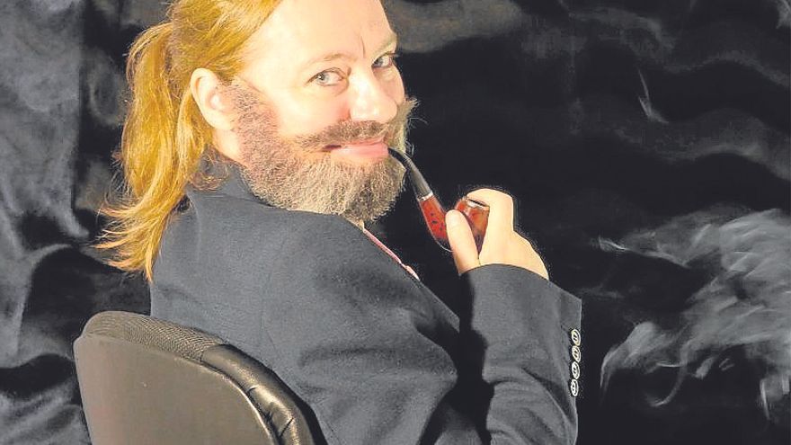 Bea Insa, como José Luis Balbín, presentador de ‘La clave’.