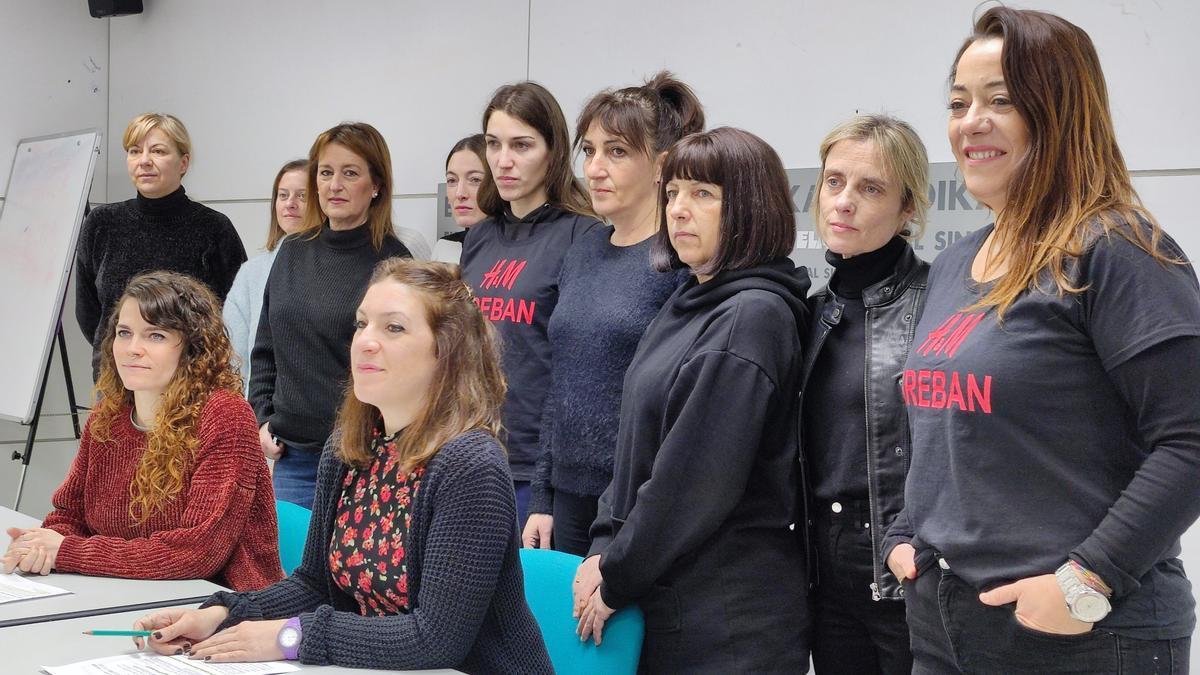 Las trabajadoras de H&M de La Morea, este lunes en rueda de prensa.