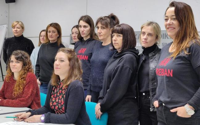 Las trabajadoras de H&M de La Morea, este lunes en rueda de prensa. Las trabajadoras de H&M de La Morea, este lunes en rueda de prensa.
