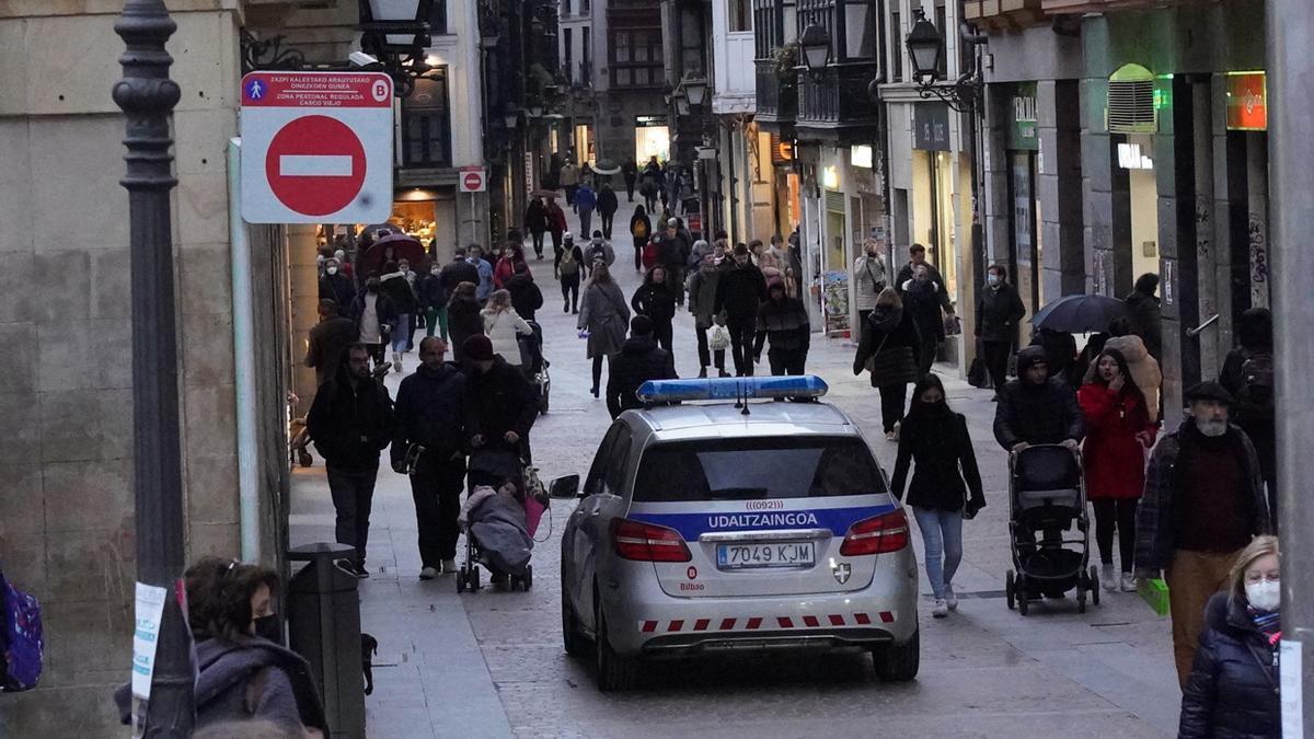 Un coche de la Policía Municipal de Bilbao patrulla por el Casco Viejo