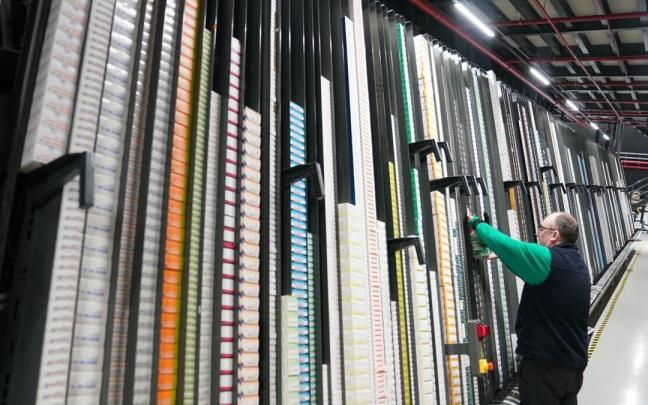 Un trabajador repone medicamentos en el robot del nuevo almac&eacute;n de Distribuidora Farmac&eacute;utica de Gipuzkoa