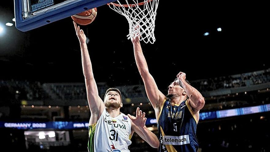 Rokas Giedraitis realiza una bandeja durante el partido de ayer ante Bosnia. | FOTO: FIBA