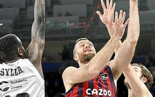 Costello intenta anotar entre dos rivales en el duelo del pasado domingo contra el Betis.