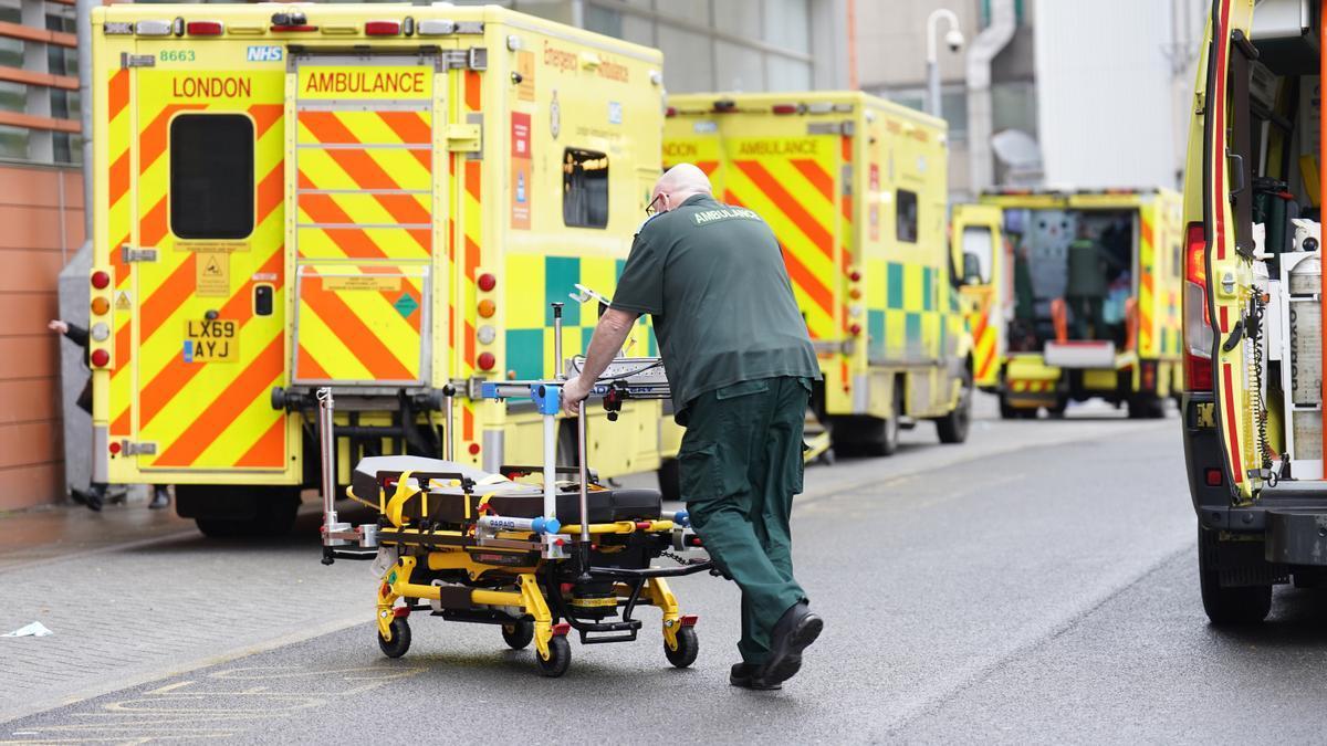 Una ambulancia a la salida de un hospital de Londres.