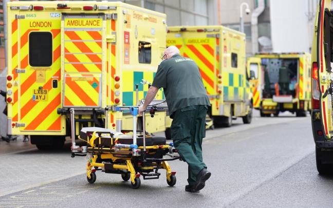 Una ambulancia a la salida de un hospital de Londres. Una ambulancia a la salida de un hospital de Londres.