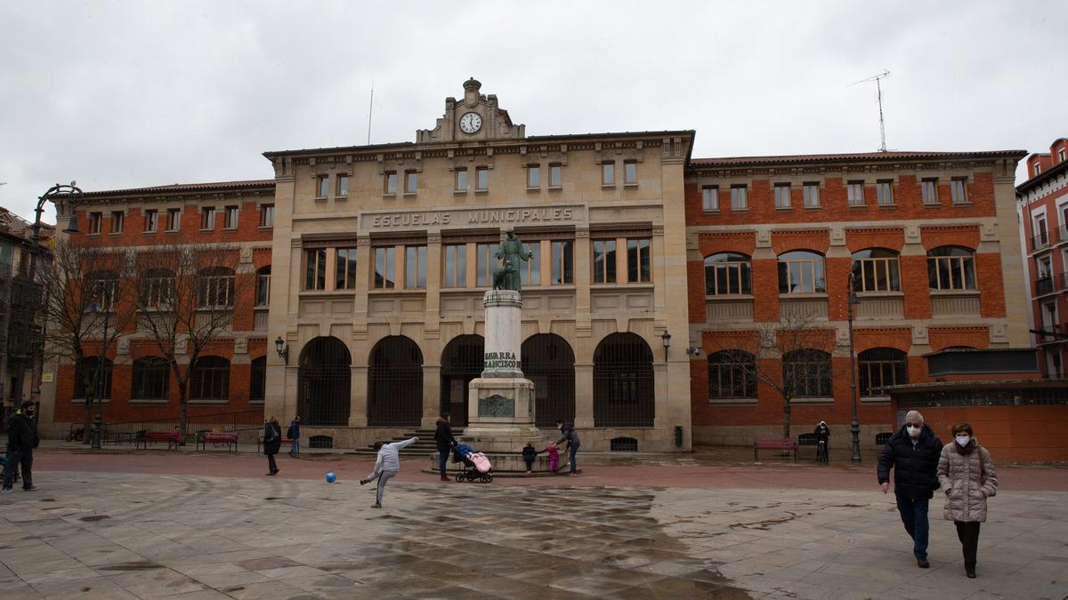 Fachada del colegio San Francisco, en Pamplona.