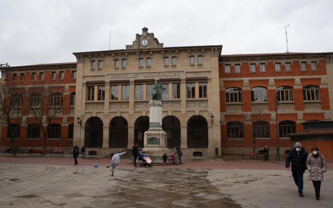Fachada del colegio San Francisco, en Pamplona. Fachada del colegio San Francisco, en Pamplona.