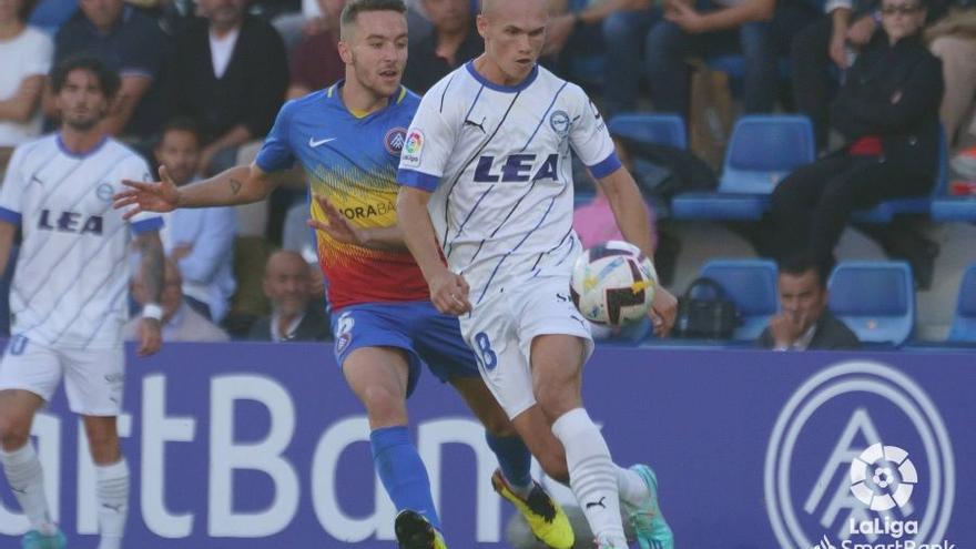 Jon Guridi defiende un balón durante el partido entre el Andorra y el Deportivo Alavés de la presente temporada.