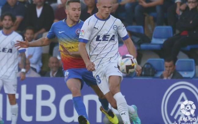 Jon Guridi defiende un balón durante el partido entre el Andorra y el Deportivo Alavés de la presente temporada.