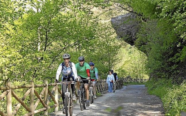 Varios ciclistas y paseantes en la ruta de Leitzaran. | FOTO: ANDOAINGO UDALA