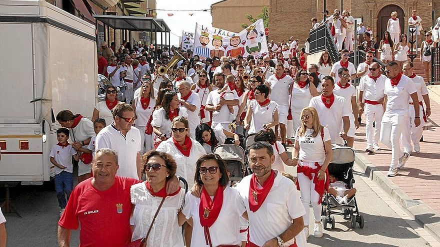 Vecinos y vecinas de Milagro siguen a las charangas tras el inicio festivo.
