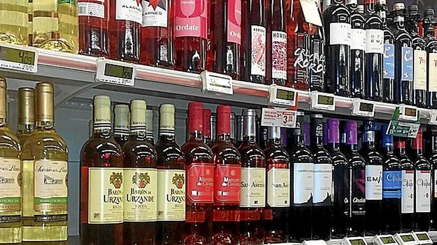 Botellas de vino en el lineal de un supermercado.