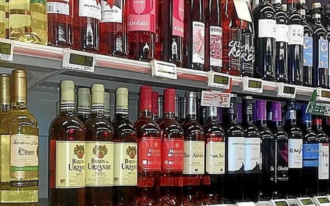Botellas de vino en el lineal de un supermercado. Botellas de vino en el lineal de un supermercado.