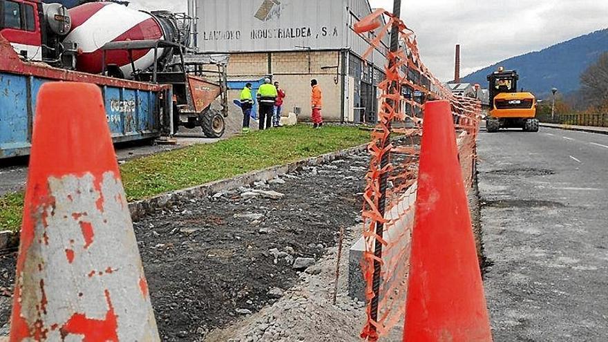 Trabajos de asfaltado en la zona de industrial de en Laudio.