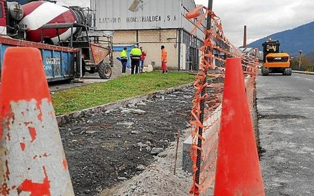 Trabajos de asfaltado en la zona de industrial de en Laudio.