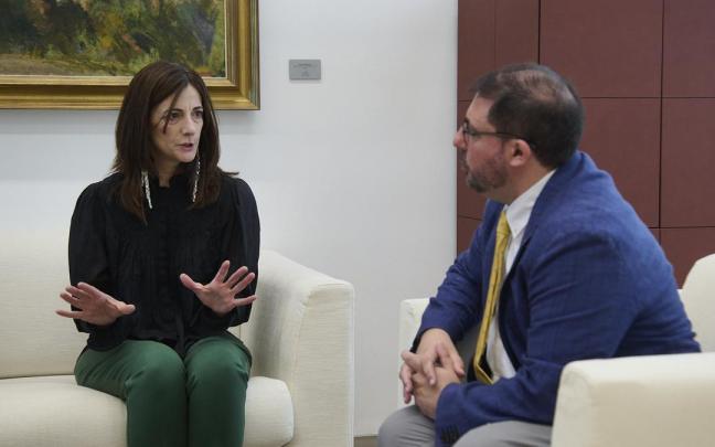 Edurne Eginoa, directora de la Oficina de Buenas Prácticas y Anticorrupción de Navarra, con el presidente del Parlamento foral, Unai Hualde