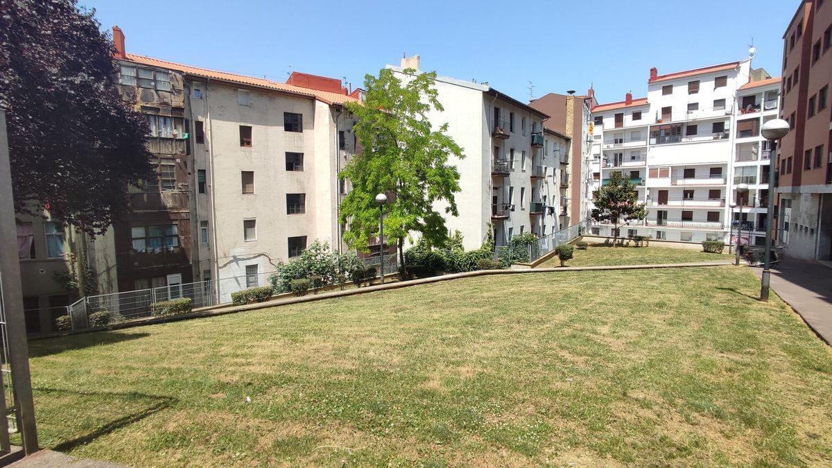 Este patio de manzana situado en Zabala es uno de los espacios que ha identificado el Ayuntamiento en los que se podr&iacute;a actuar para regenerarlo con criterios paisaj&iacute;sticos y natural&iacute;sticos.