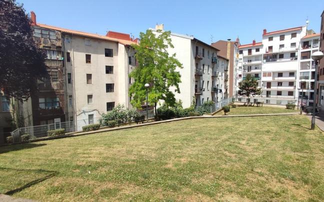 Este patio de manzana situado en Zabala es uno de los espacios que ha identificado el Ayuntamiento en los que se podr&iacute;a actuar para regenerarlo con criterios paisaj&iacute;sticos y natural&iacute;sticos.