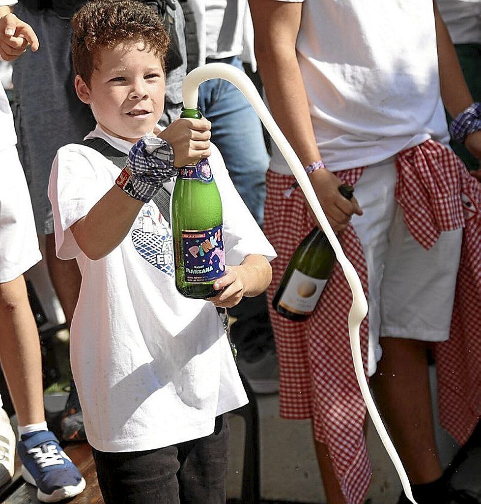 Tras el cohete se descorcharon las botellas de cava o sidra.