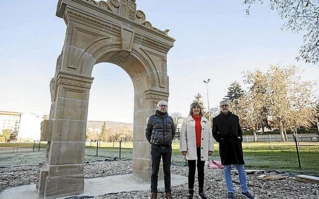 La consejera Ana Ollo visita los trabajos de montaje de la puerta de la antigua cárcel de Iruñea. | FOTO: E. P.