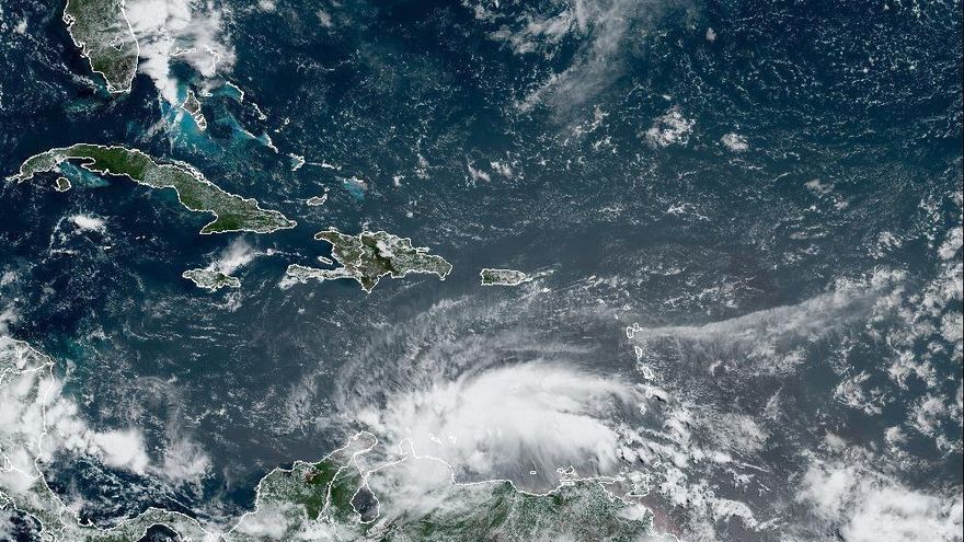 Fotografía satelital cedida por la Administración Nacional de Océanos y Atmósfera (NOAA) de Estados Unidos