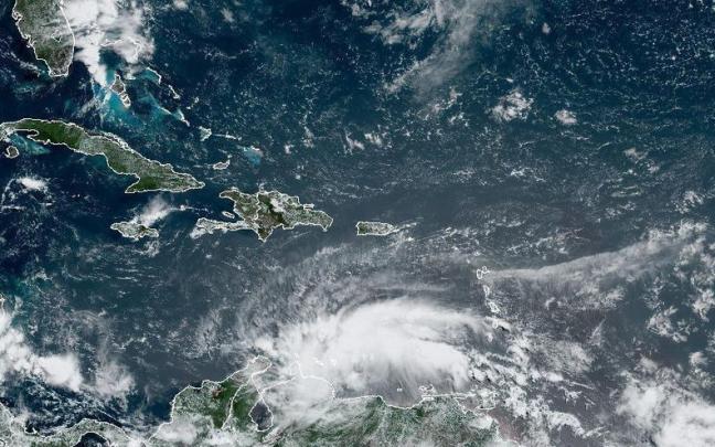 Fotografía satelital cedida por la Administración Nacional de Océanos y Atmósfera (NOAA) de Estados Unidos Fotografía satelital cedida por la Administración Nacional de Océanos y Atmósfera (NOAA) de Estados Unidos