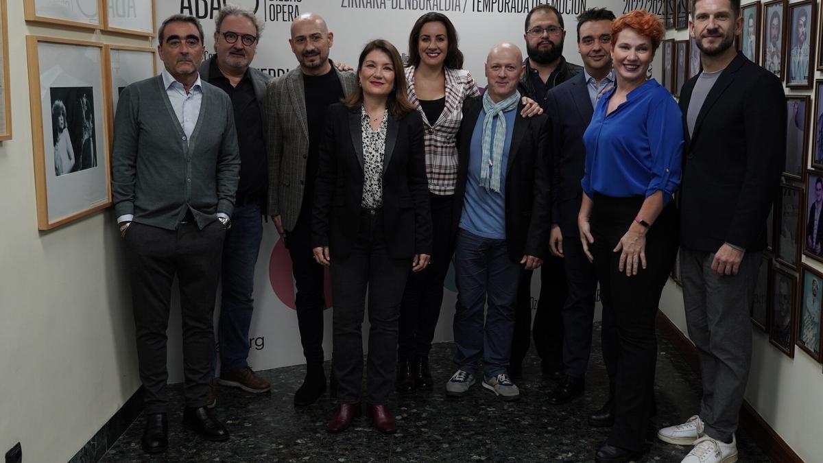 Cesidio Niño, con el elenco protagonista de 'Ana Bolena'.