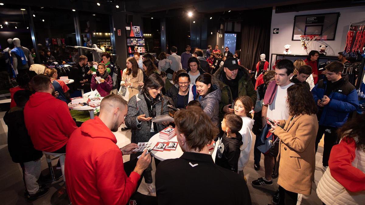 Los jugadores atendieron pacientemente y con una sonrisa a los aficionados baskonistas que se acercaron a la tienda