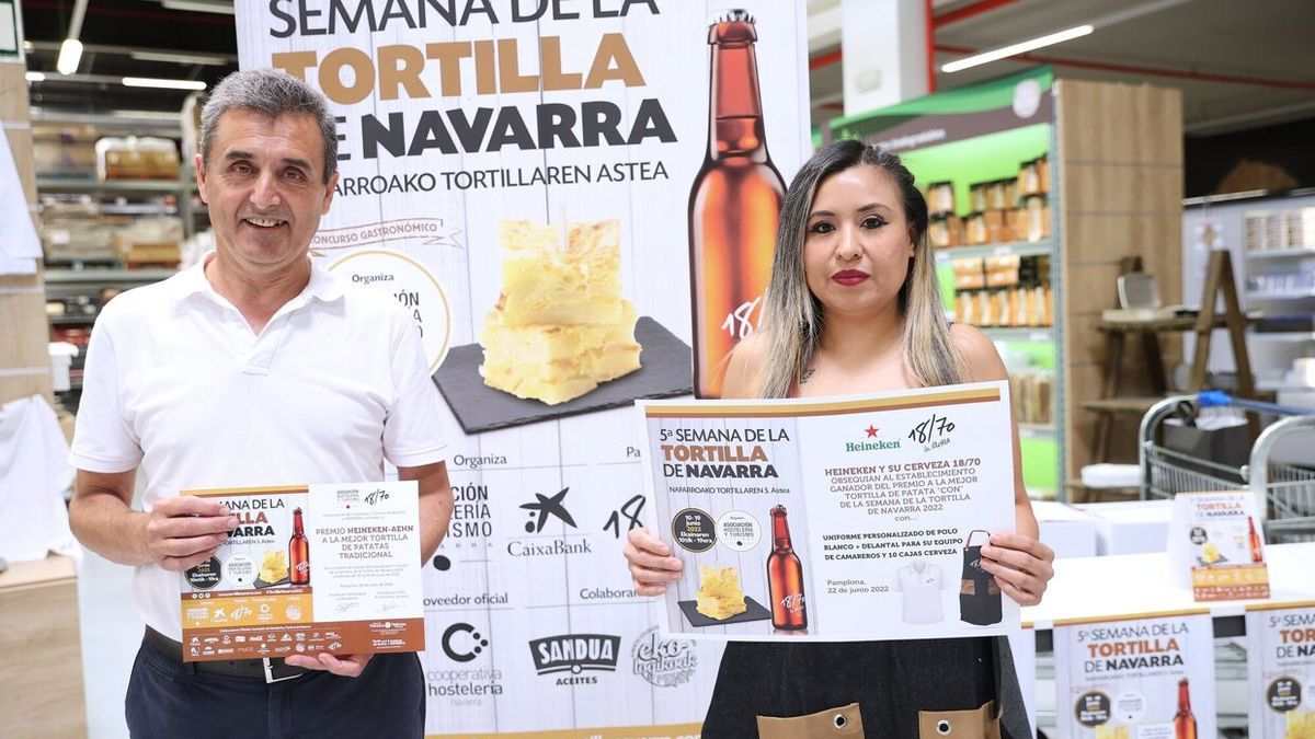 Raúl Fernández y Maira Apesteguía, con el diploma que les acredita como ganadores de la 5ª Semana de la Tortilla