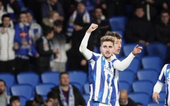 Robert Navarro celebra su gol junto a Oyarzabal.