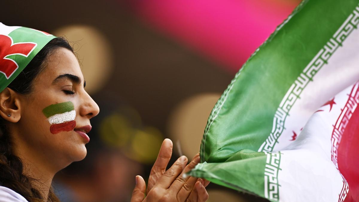 Mujer apoyando a la selección iraní en el Mundial de Catar 2022.