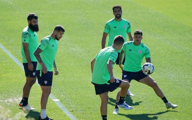 Ander Capa, en el entrenamiento de ayer en Lezama, junto a Raúl García, Asier Villalibre, Iñigo Martínez y Gorka Guruzeta.