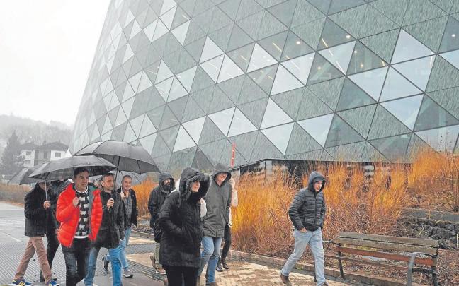 Un grupo de socios de Orona se dirige a la asamblea extraordinaria celebrada en Hernani.