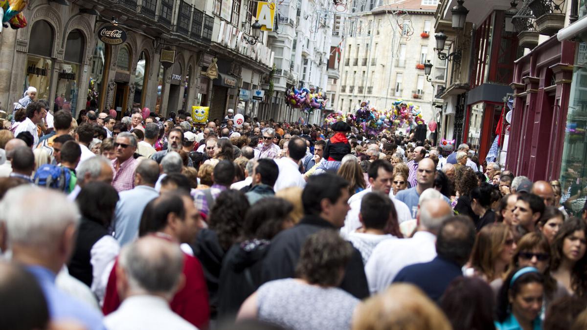 Personas caminando por el centro de Vitoria